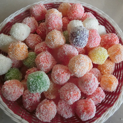 色彩缤纷的小食暴击 彩球彩虹糖与米花糖果的美味探秘